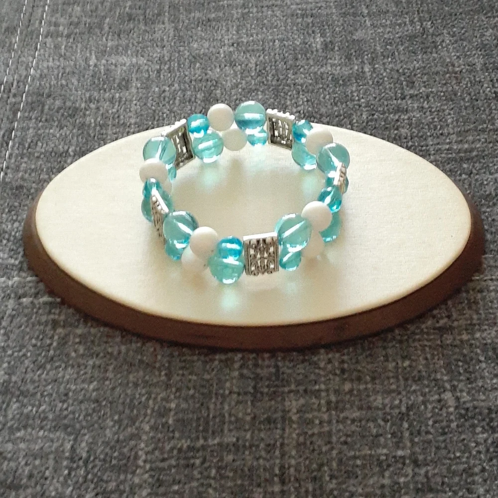 NWOT Beaded Elastic Double Strand Bracelet AA112
